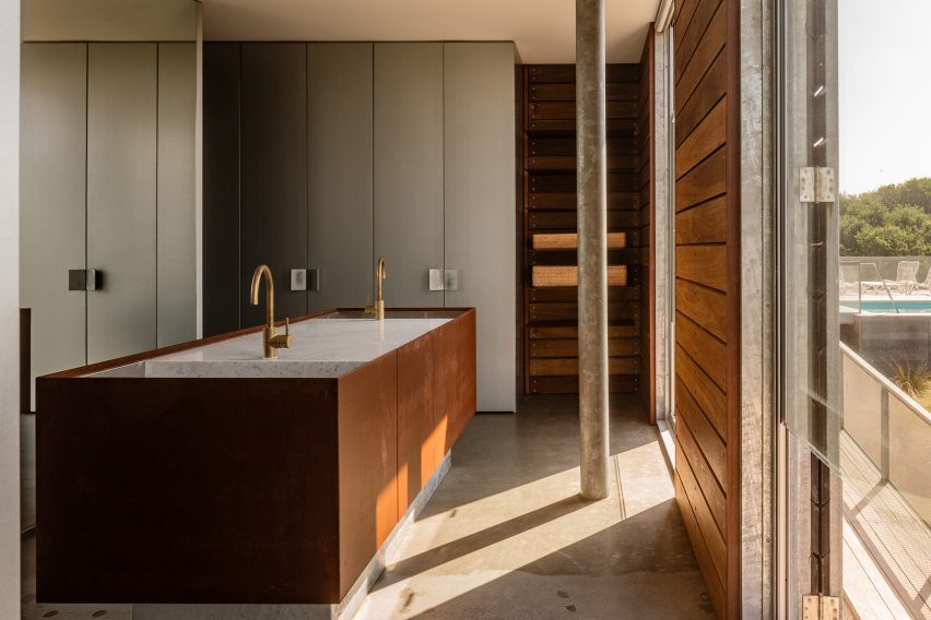 St Andrews Beach Villa by Woods Bagot