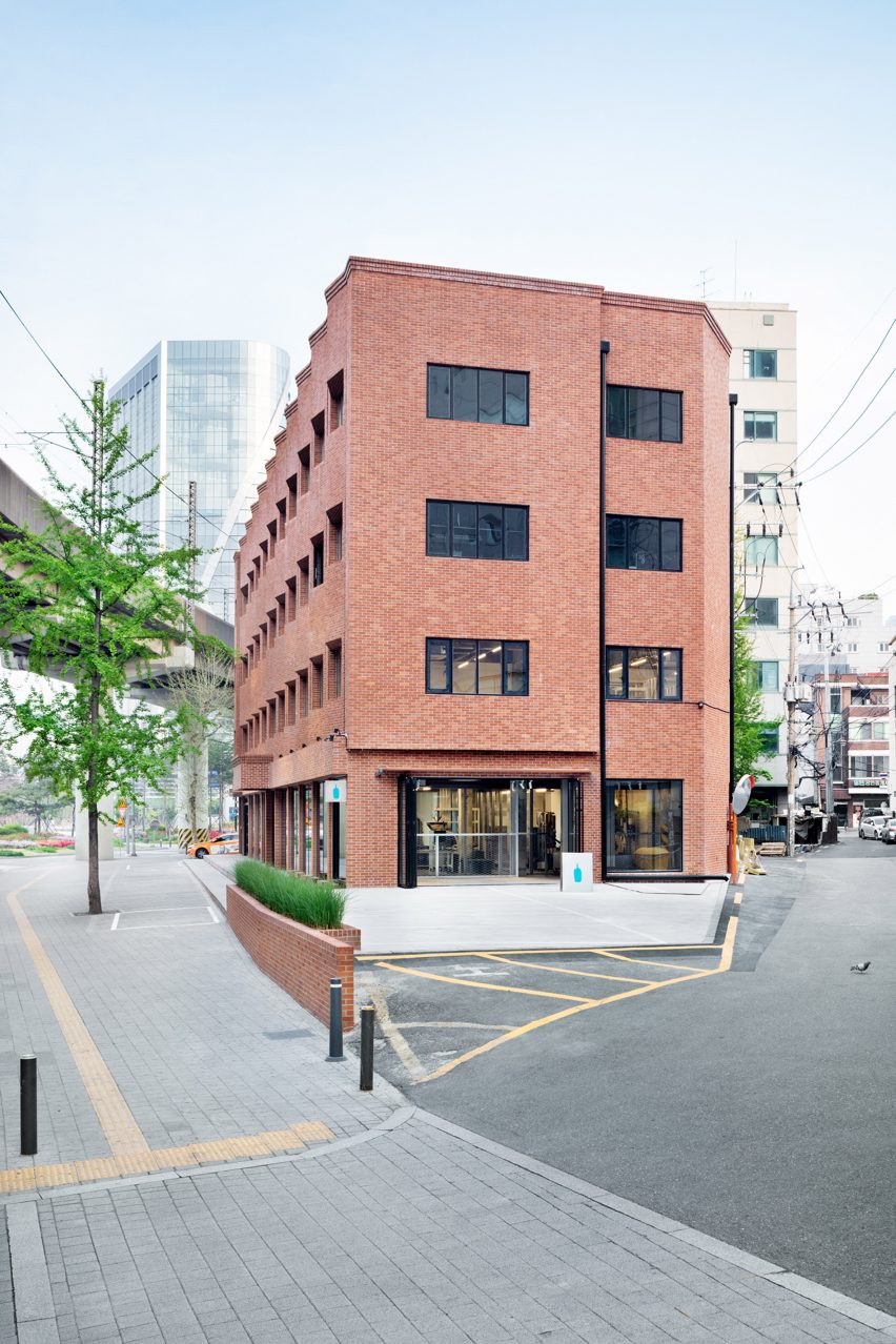 Blue Bottle Coffee cafe in Seongsu by Schemata Architects