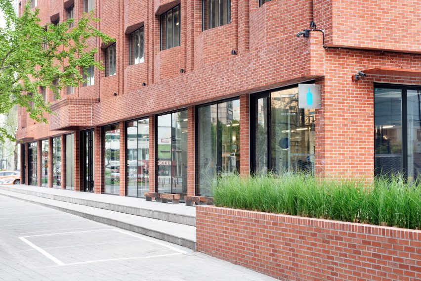 Blue Bottle Coffee cafe in Seongsu by Schemata Architects