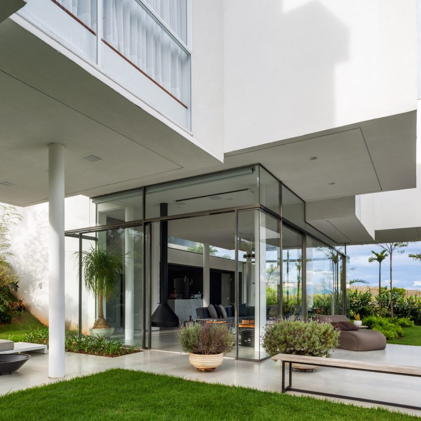 Casa Neblina by FGMF Arquitetos