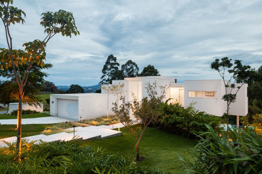 Casa Neblina by FGMF Arquitetos
