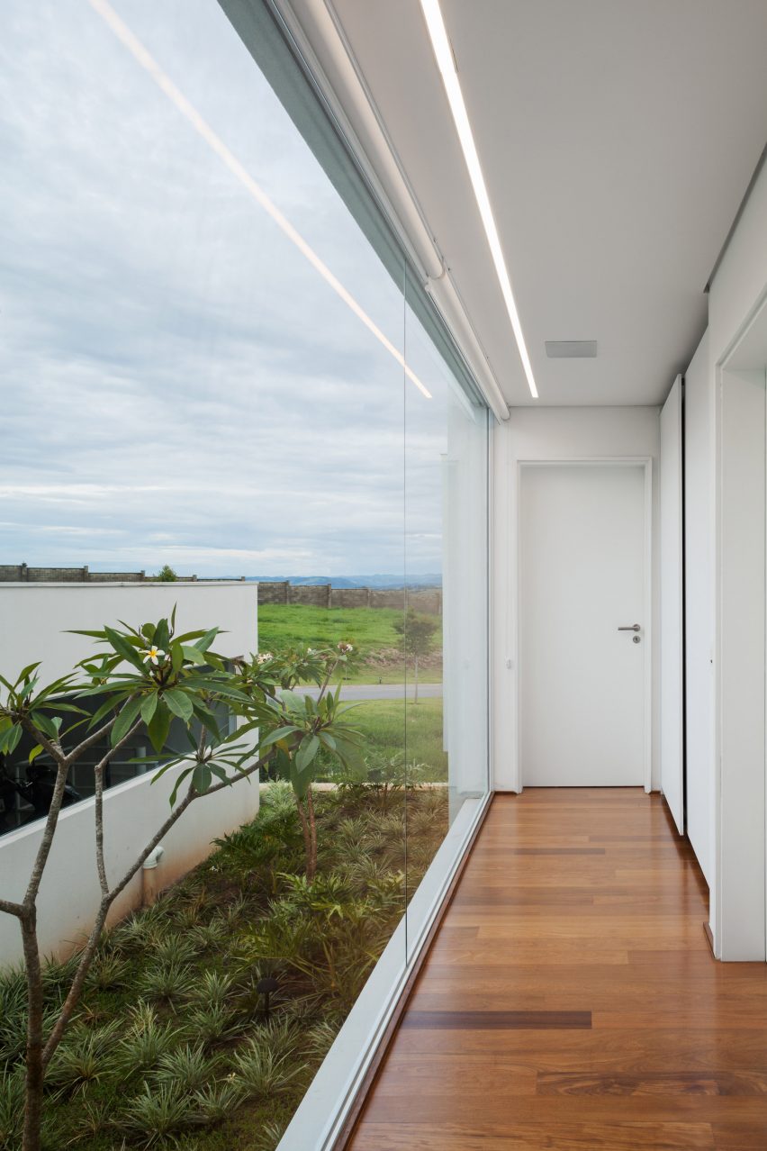 Casa Neblina by FGMF Arquitetos