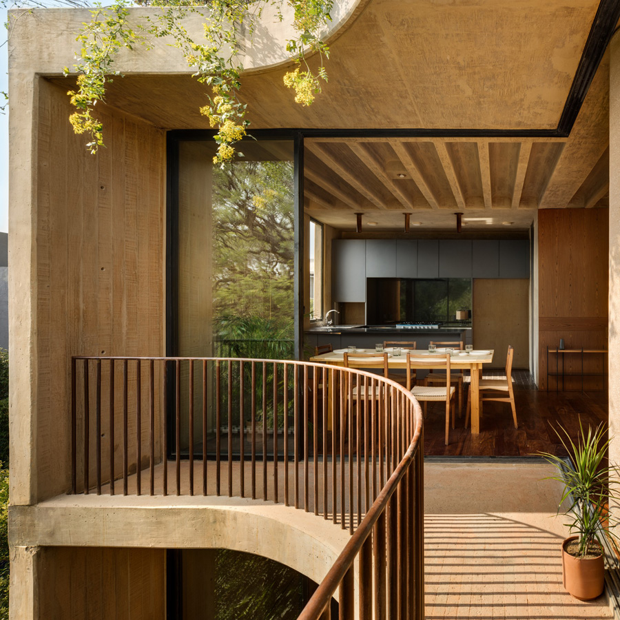LC 710 by Taller Hector Barroso