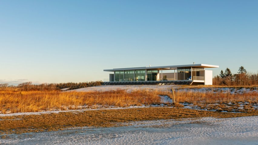 Atelier Pierre Thibault builds slender Leblanc Residence on sandy Canadian coast
