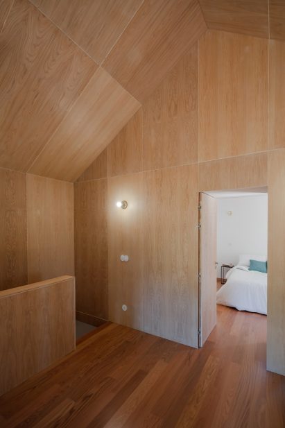MCR2 House by Filipe Pina and Maria Inês Costa