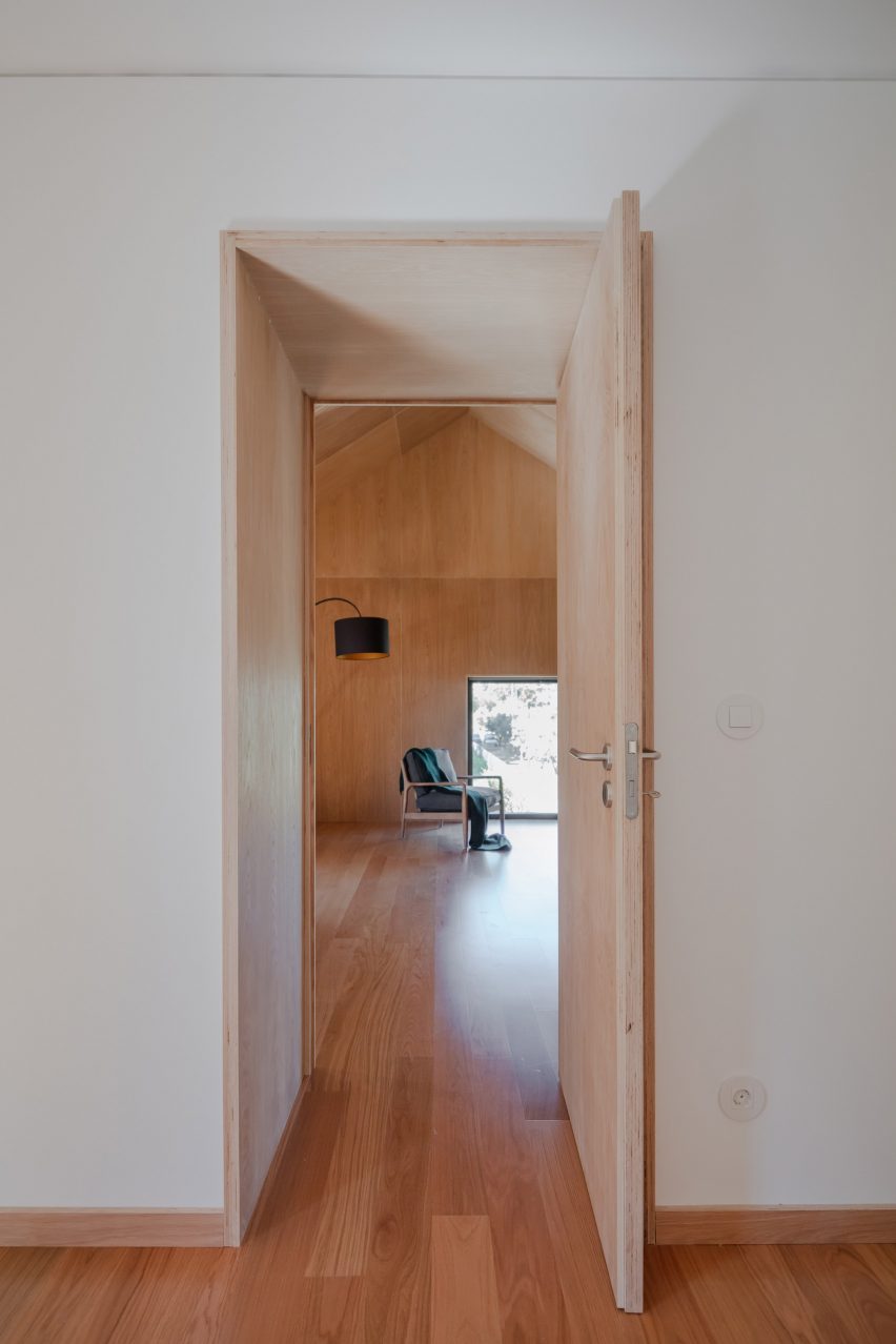 MCR2 House by Filipe Pina and Maria Inês Costa