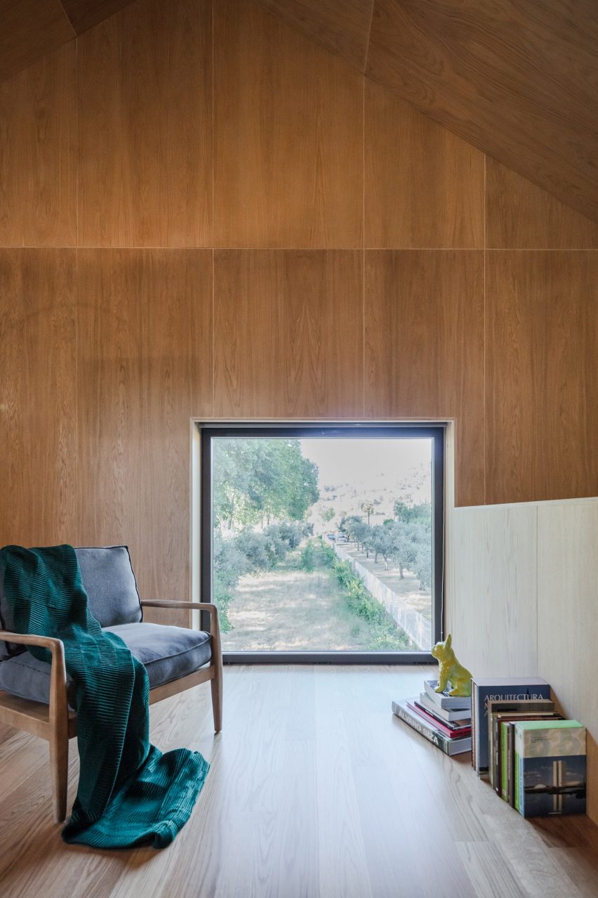 MCR2 House by Filipe Pina and Maria Inês Costa