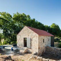 MCR2 House by Filipe Pina and Maria Inês Costa