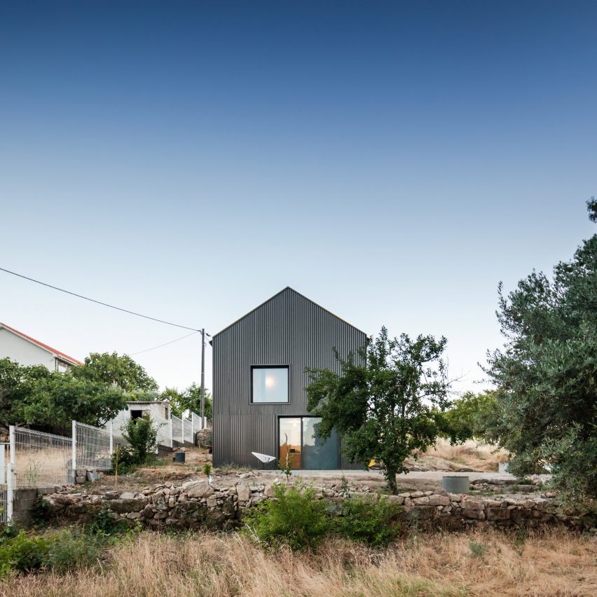 MCR2 House by Filipe Pina and Maria Inês Costa