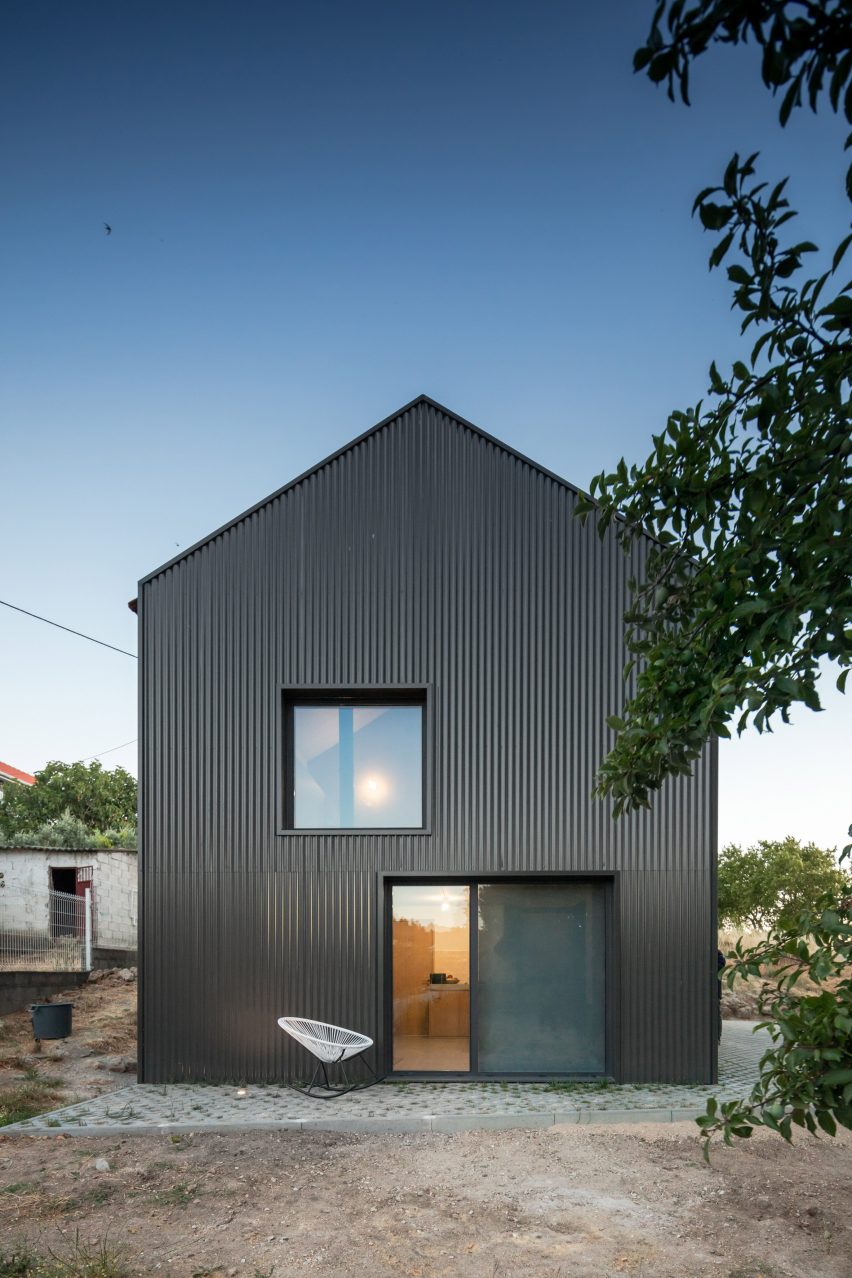 MCR2 House by Filipe Pina and Maria Inês Costa