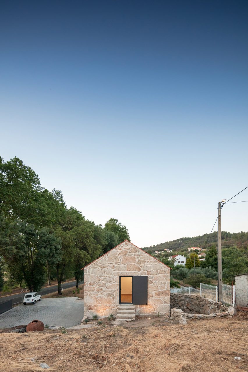 MCR2 House by Filipe Pina and Maria Inês Costa