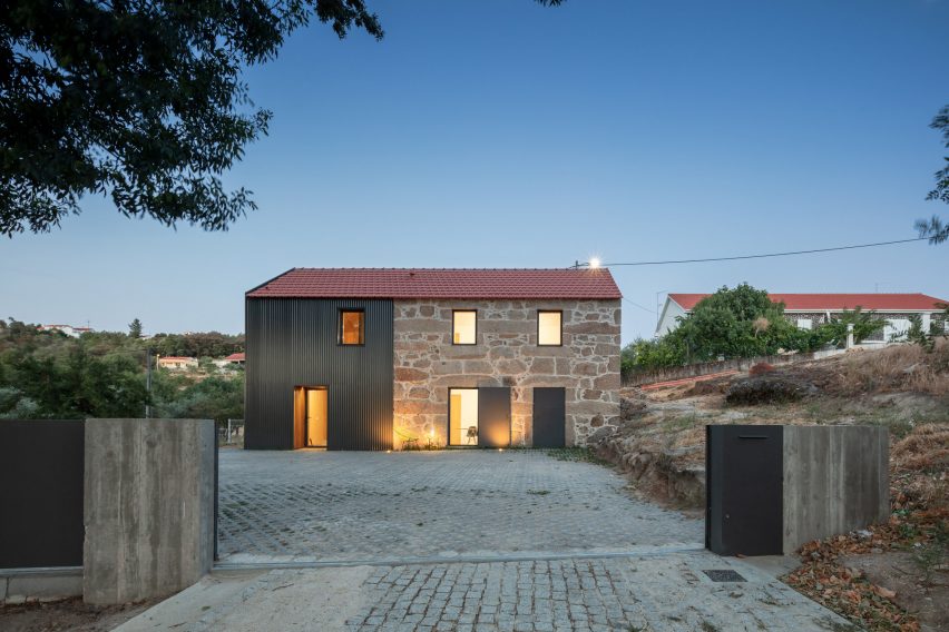 MCR2 House by Filipe Pina and Maria Inês Costa