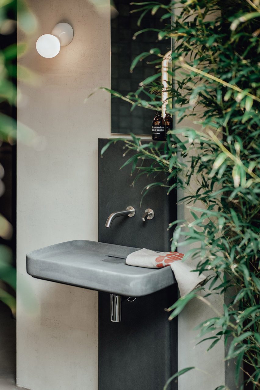 Petra concrete bathroom furniture by Marco Merendi and Diego Vencato with Gypsum