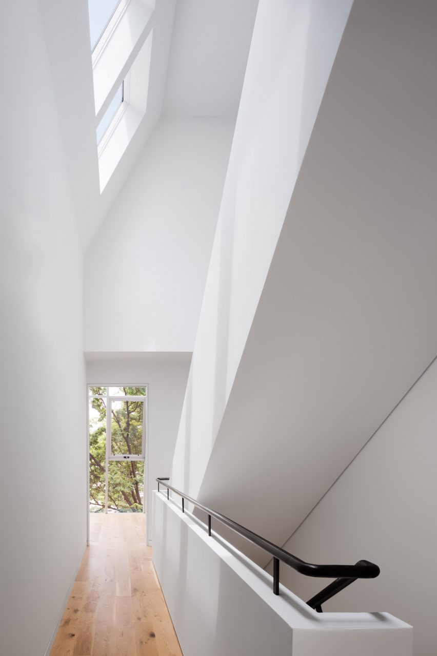 Prismatic Bay Townhouse by Peterson Rich Office