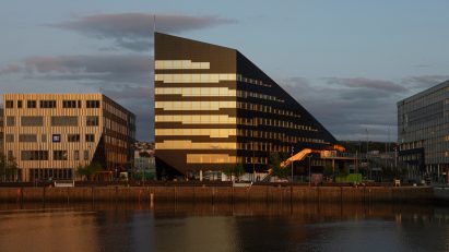 Snøhetta completes office on Norwegian Fjord that produces twice the amount of energy it uses