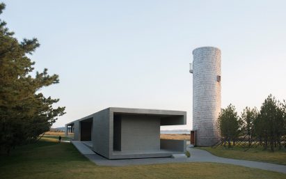Swan Lake Bridge House by Trace Architecture Office