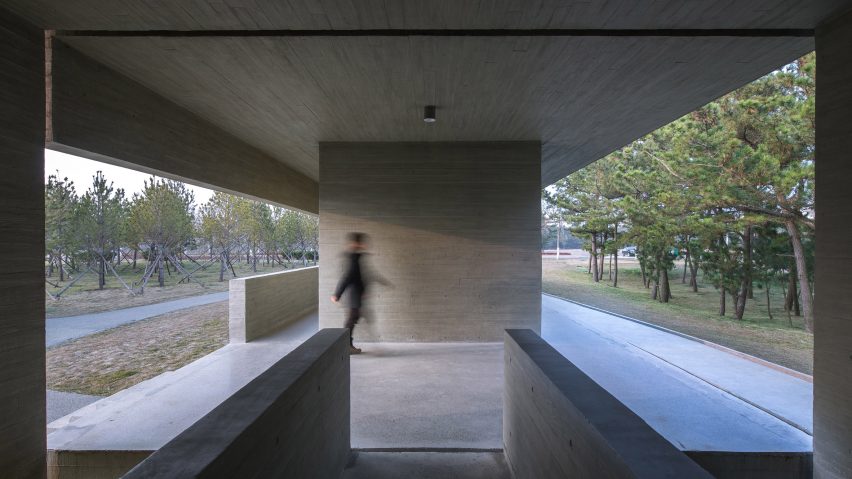 Swan Lake Bridge House by Trace Architecture Office