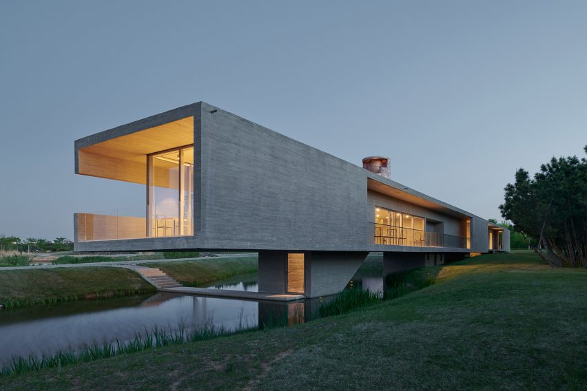 Swan Lake Bridge House by Trace Architecture Office