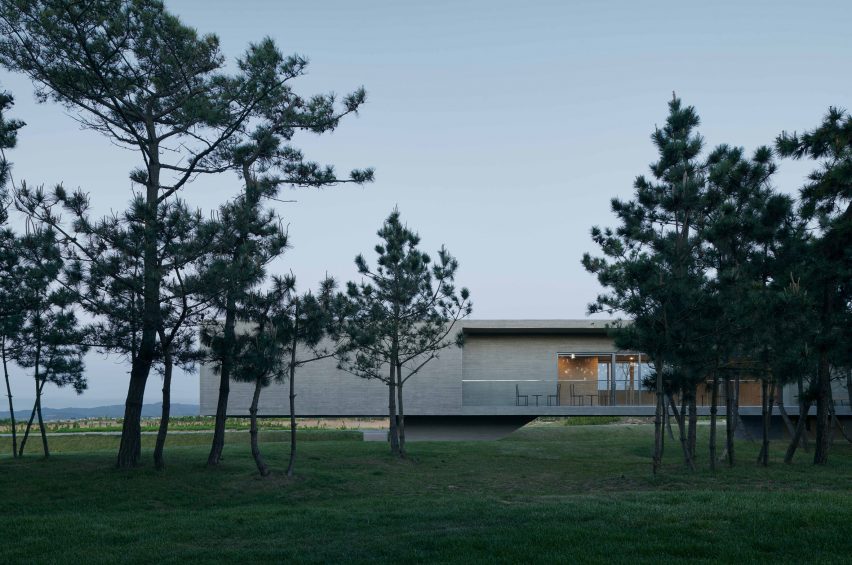 Swan Lake Bridge House by Trace Architecture Office