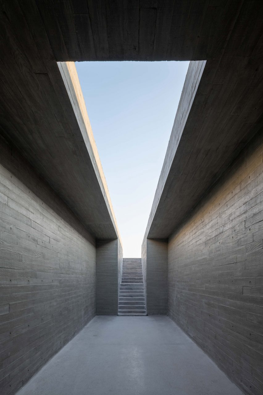 Swan Lake Bridge House by Trace Architecture Office