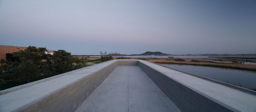 Swan Lake Bridge House by Trace Architecture Office