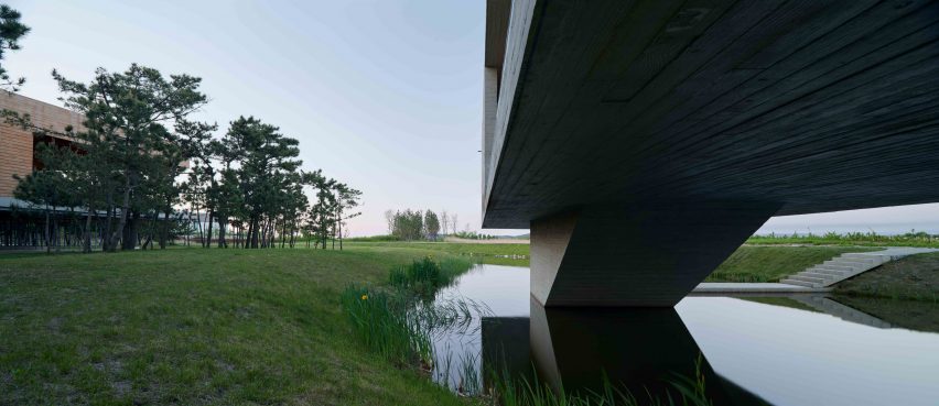 Swan Lake Bridge House by Trace Architecture Office