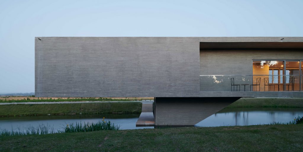 Swan Lake Bridge House by Trace Architecture Office