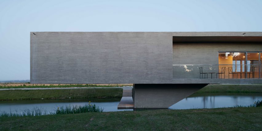 Swan Lake Bridge House by Trace Architecture Office