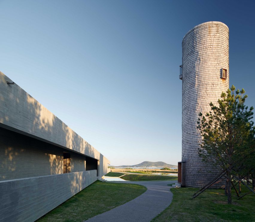 Swan Lake Bridge House by Trace Architecture Office