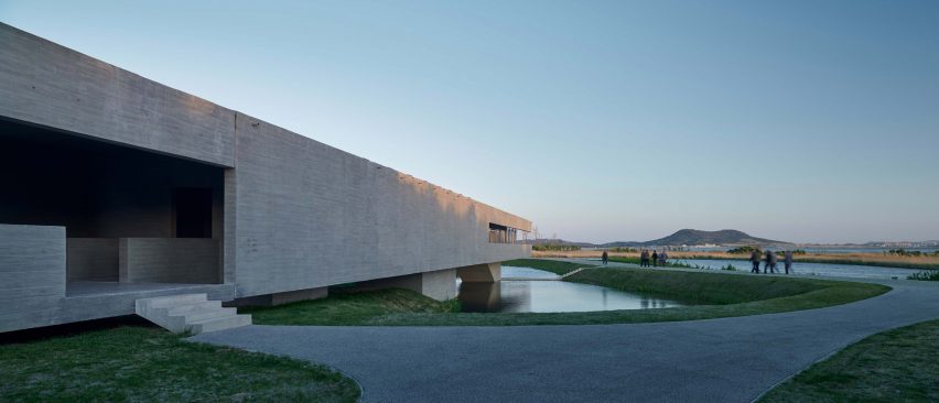 Swan Lake Bridge House by Trace Architecture Office