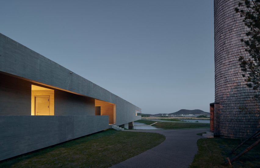 Swan Lake Bridge House by Trace Architecture Office