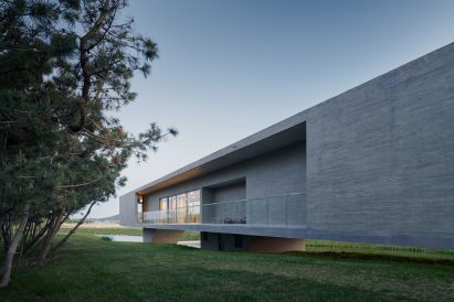 Swan Lake Bridge House by Trace Architecture Office