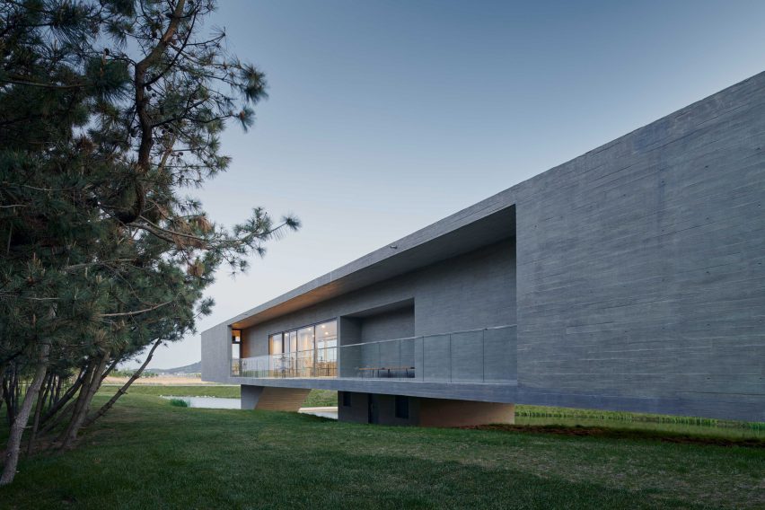 Swan Lake Bridge House by Trace Architecture Office