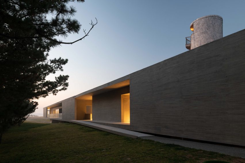 Swan Lake Bridge House by Trace Architecture Office