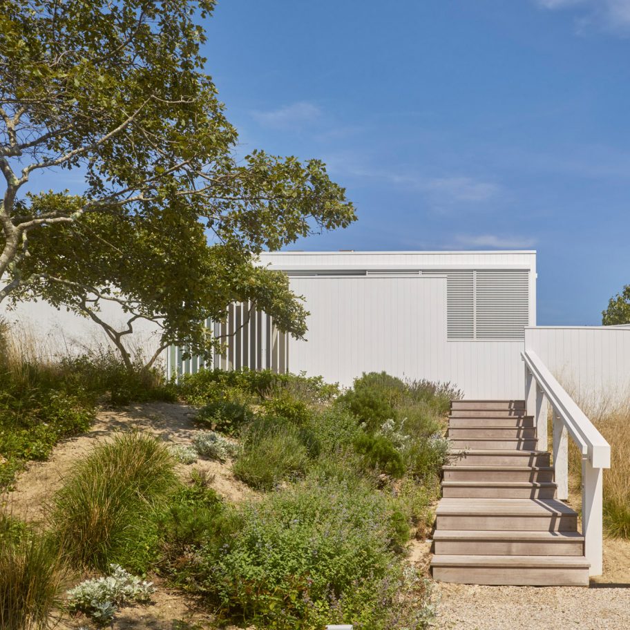 1100 Architect refurbishes 1970s cottage tucked into Long Island’s sand dunes