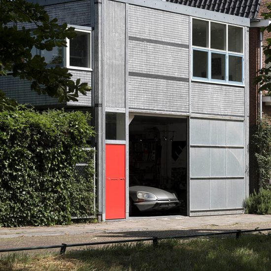 Gerrit Rietveld: Wealth of Sobriety book, Van de Vuurst de Vries' chauffeur's apartment