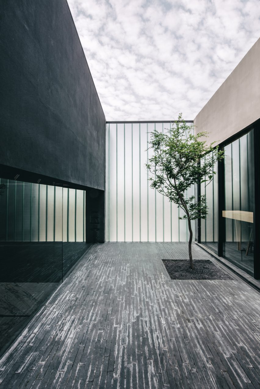 Grupo Arca showroom by Esrawe Studio