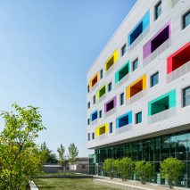 John Ronan creates affordable housing in Chicago with colourful balconies and a library