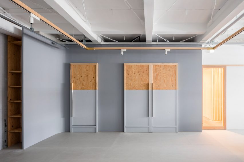 Partition wall in Panda minimal office by Shimpei Oda Architect Office and Atelier Loowe