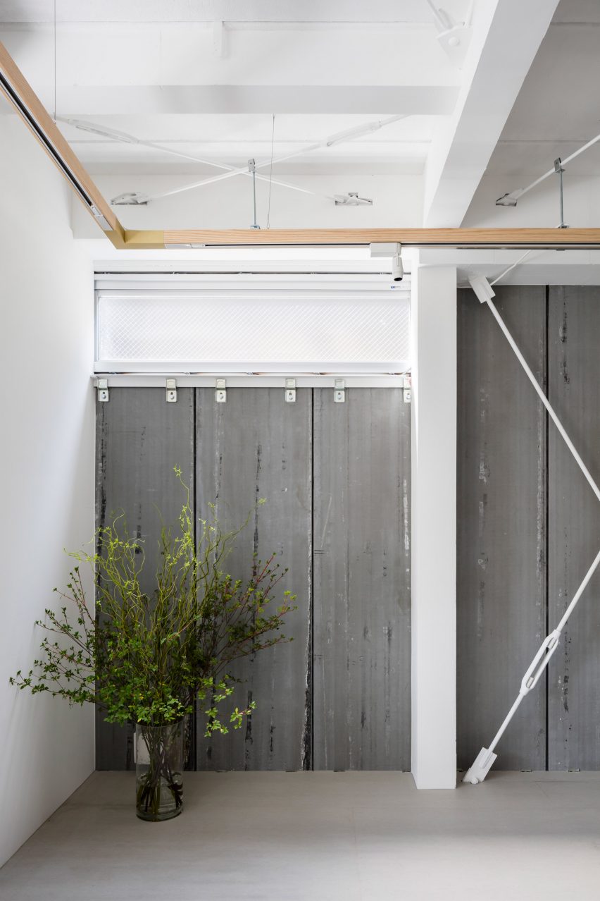 Panda minimal office by Shimpei Oda Architect Office and Atelier Loowe