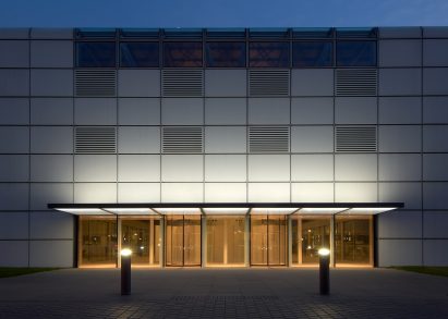 High-tech architecture: Sainsbury Centre for the Visual Arts by Norman Foster