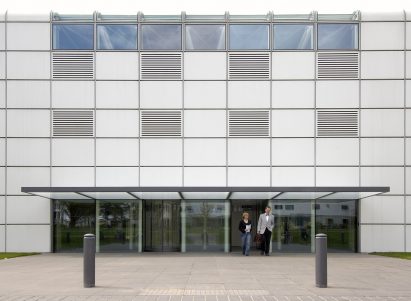 High-tech architecture: Sainsbury Centre for the Visual Arts by Norman Foster