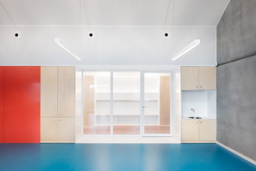 School Zarren with pink concrete stair by Felt in Belgium