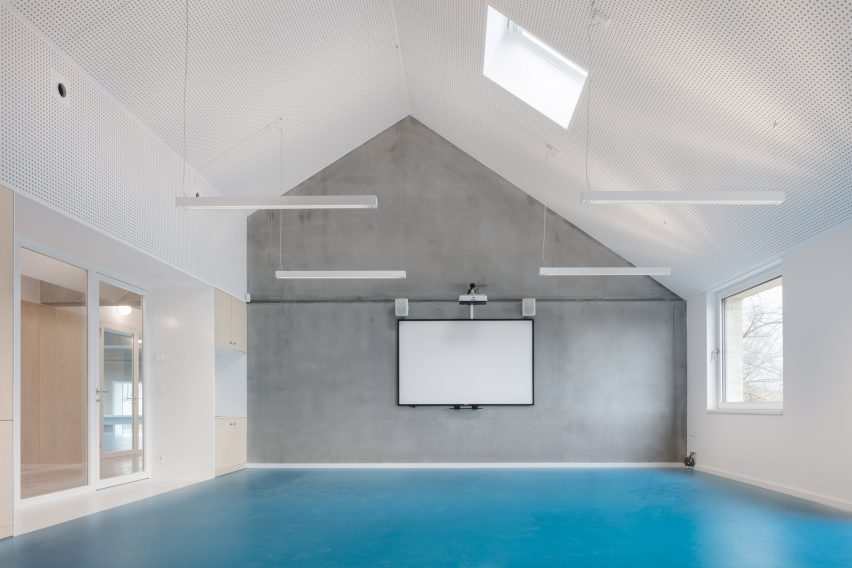School Zarren with pink concrete stair by Felt in Belgium