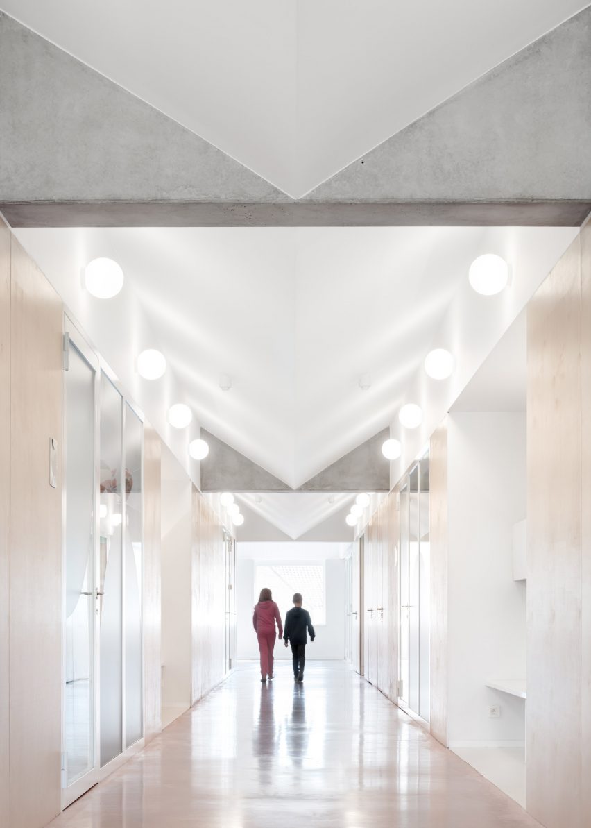 School Zarren with pink concrete stair by Felt in Belgium