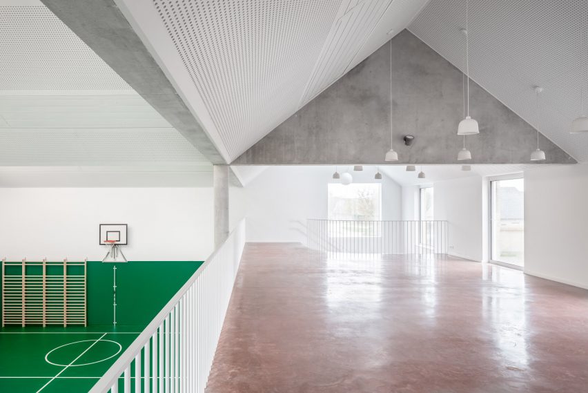 School Zarren with pink concrete stair by Felt in Belgium