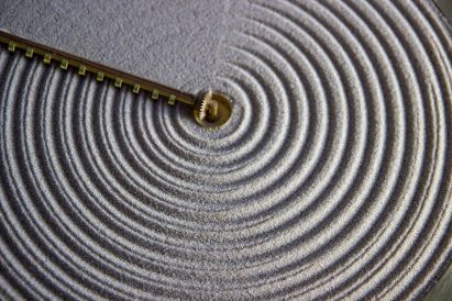 Sand clock by Studio Ayaskan