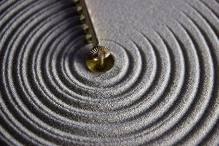 Sand clock by Studio Ayaskan