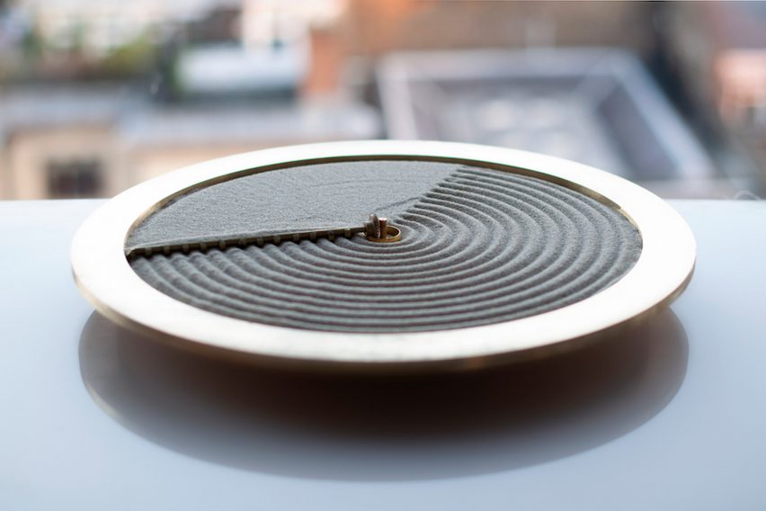 Sand clock by Studio Ayaskan