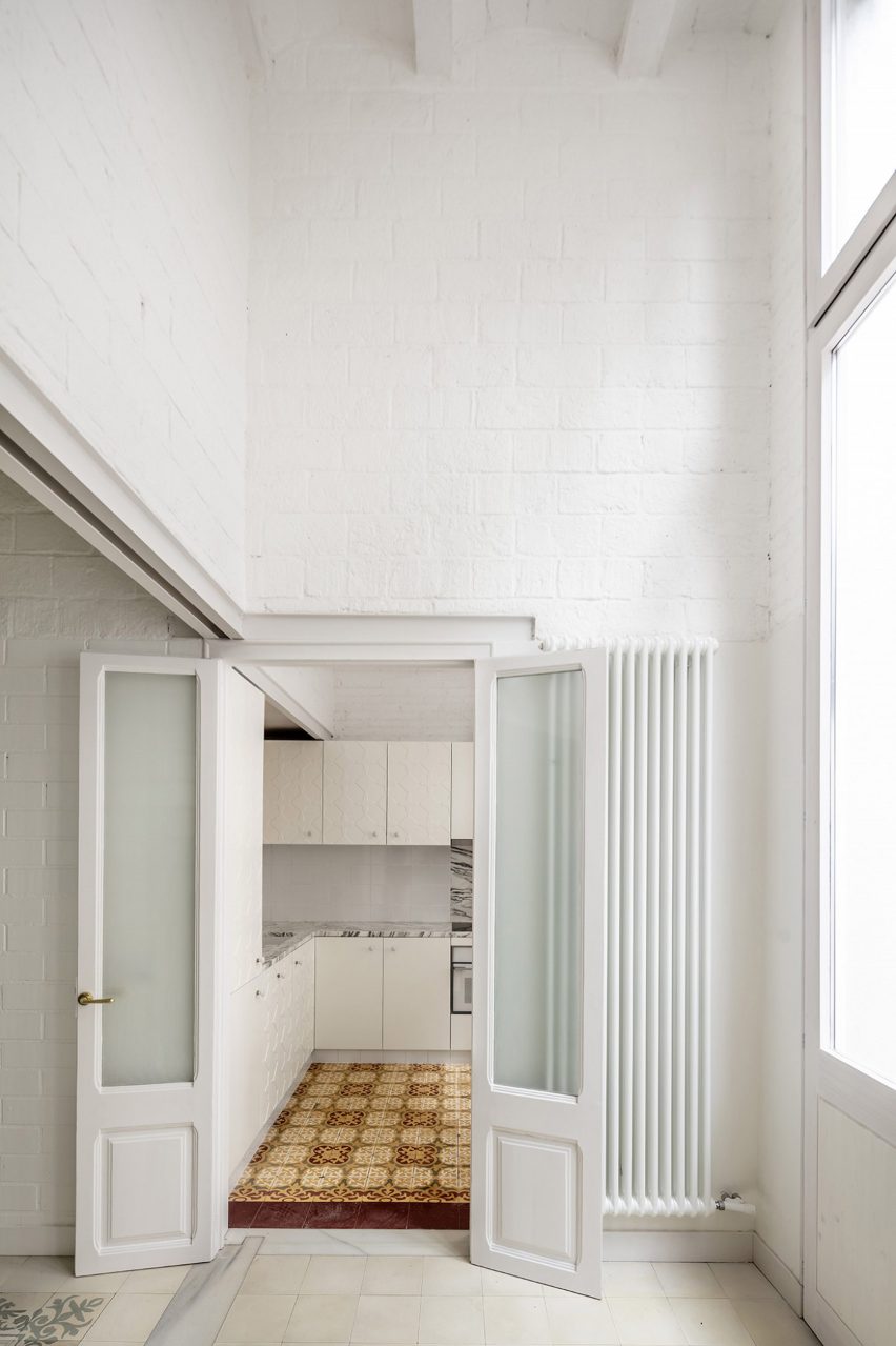 Vallirana 47 apartment by Vora